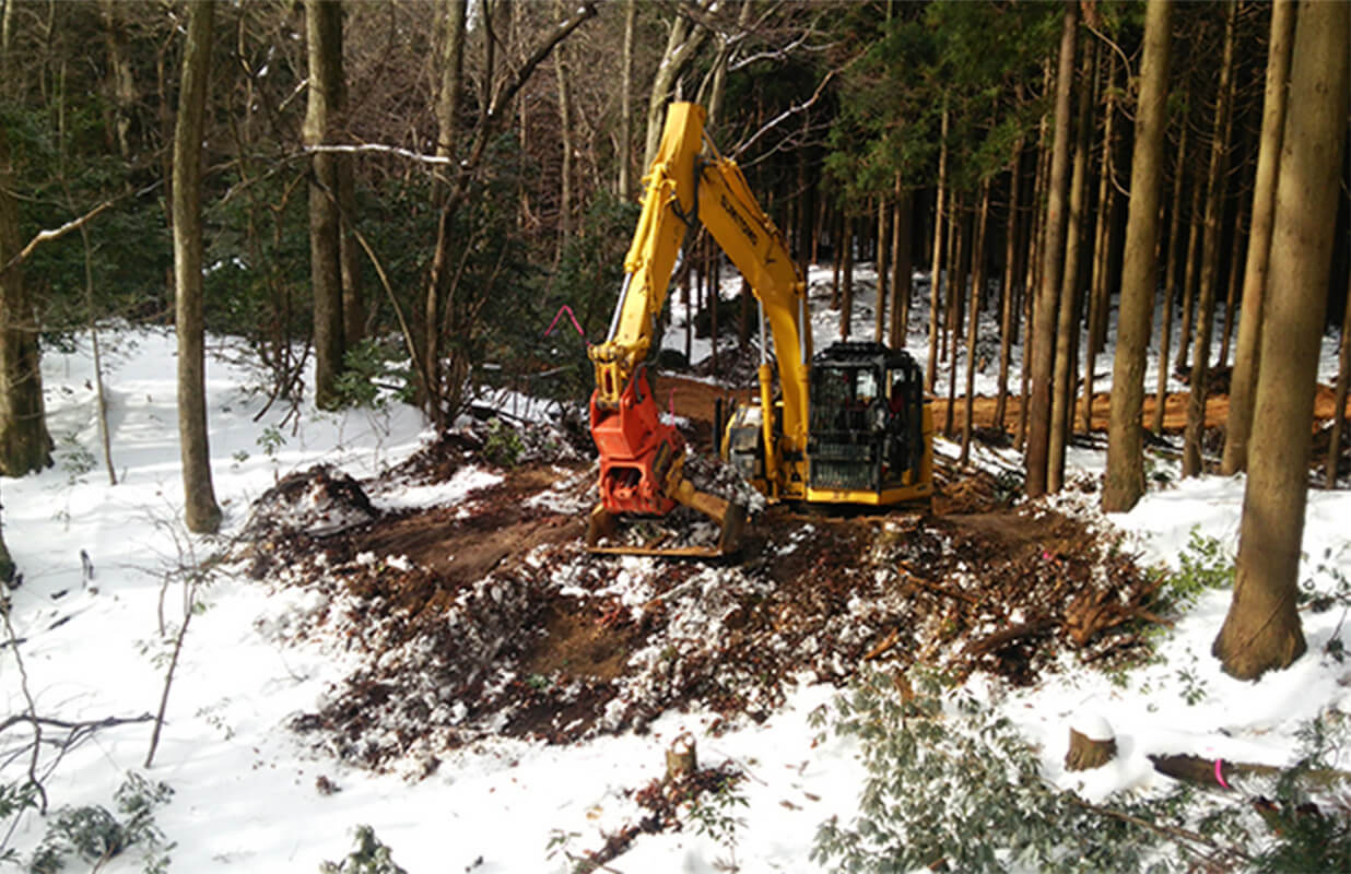 雪の積もった山林での除雪作業